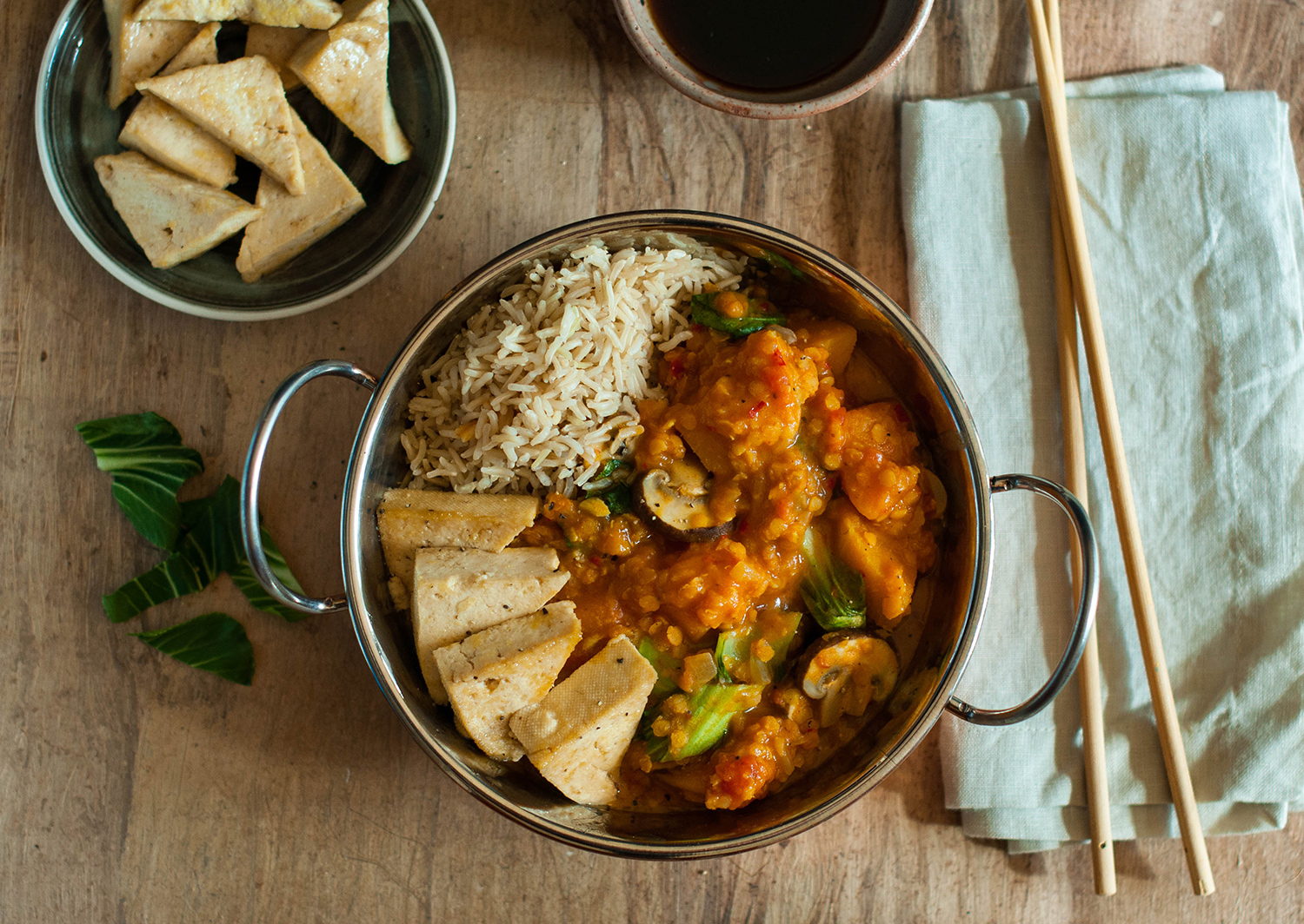 Veganes Butternuss-Kürbis-Curry mit roten Linsen und glasiertem Tofu